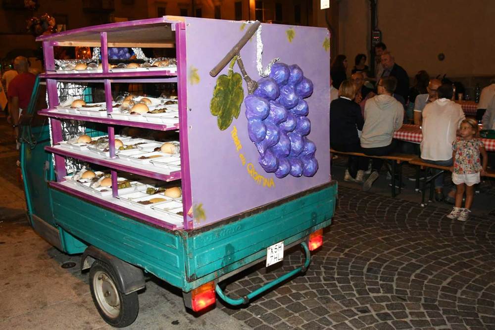 apecar modificato per trasportare tapulone alla festa dell uva borgomanero novara